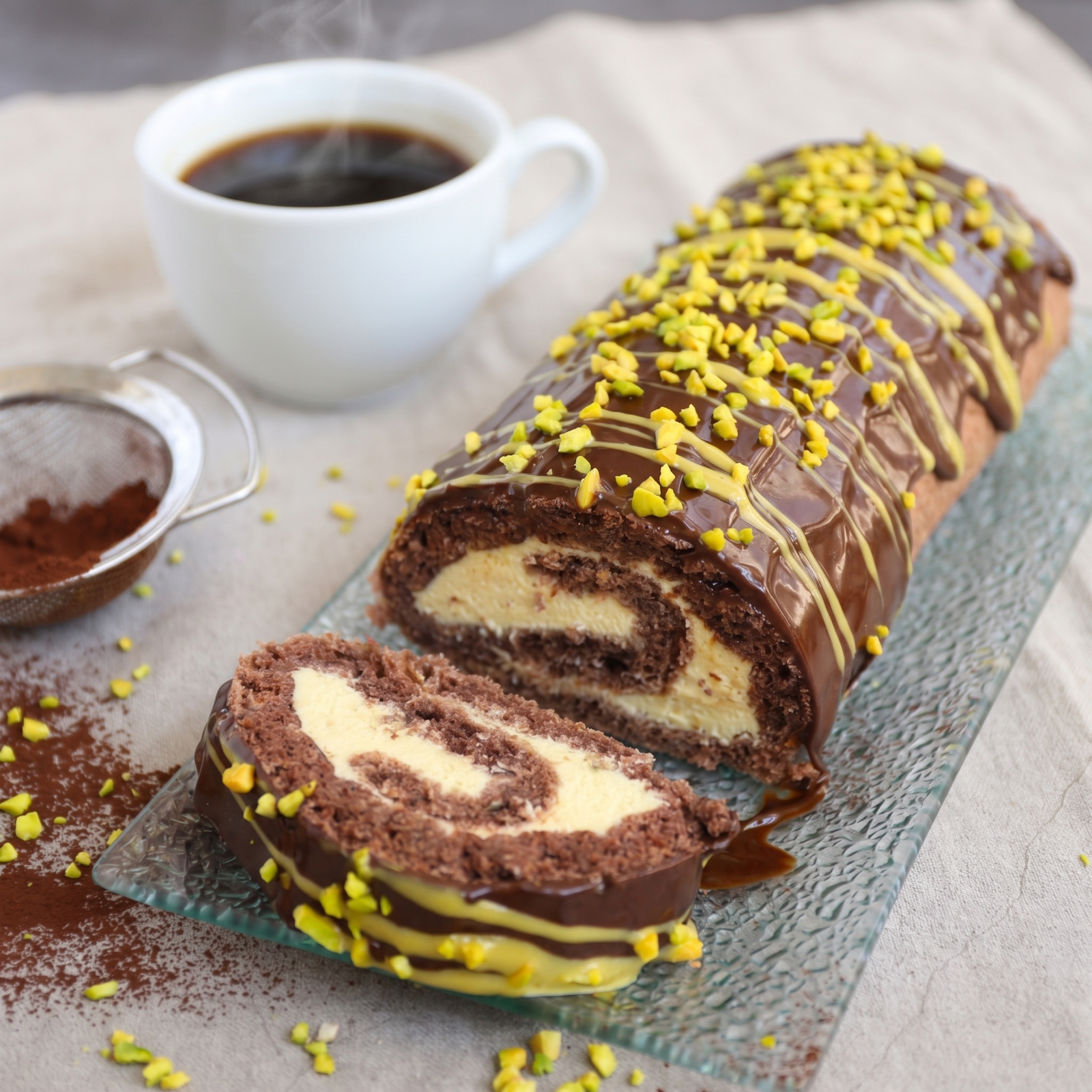 Low-Carb & Keto Schoko-Pistazien-Rolle