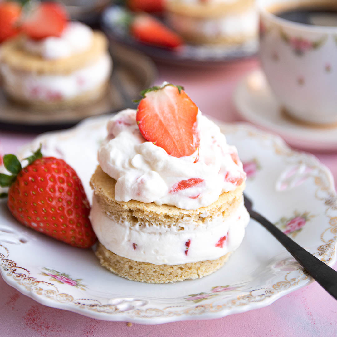Low-Carb & Keto Mini Törtchen mit Erdbeeren