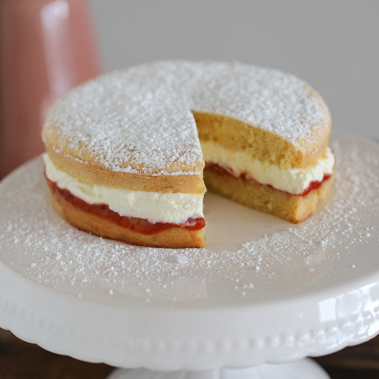 Low-Carb Victoria Sponge Cake mit Erdbeermarmelade