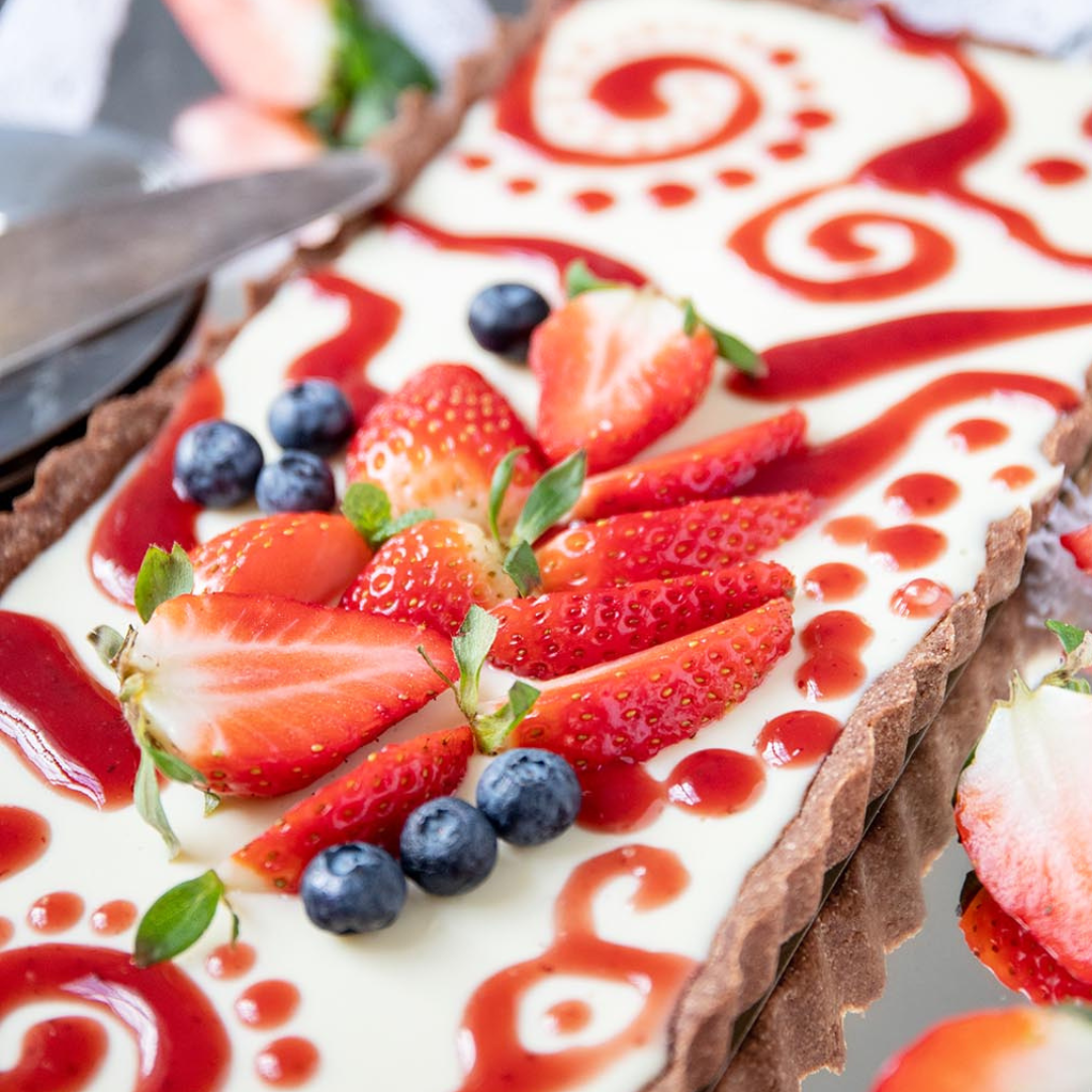 Frühlingshafte Low-Carb Holunder-Tarte mit Erdbeeren