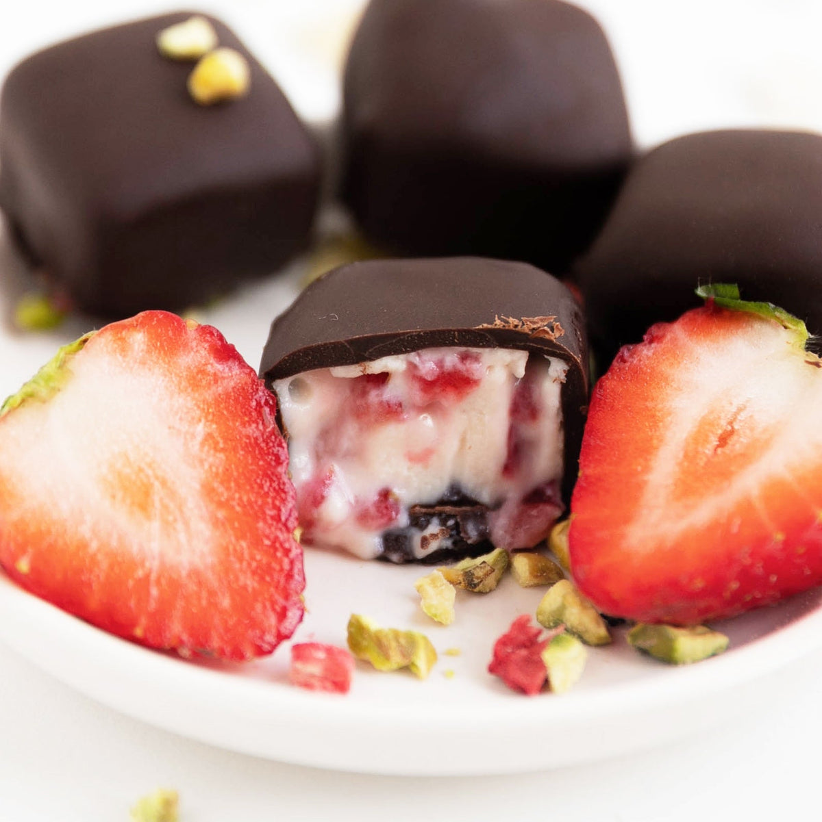 Keto & Low-Carb Praline mit Erdbeer-Joghurt-Eis