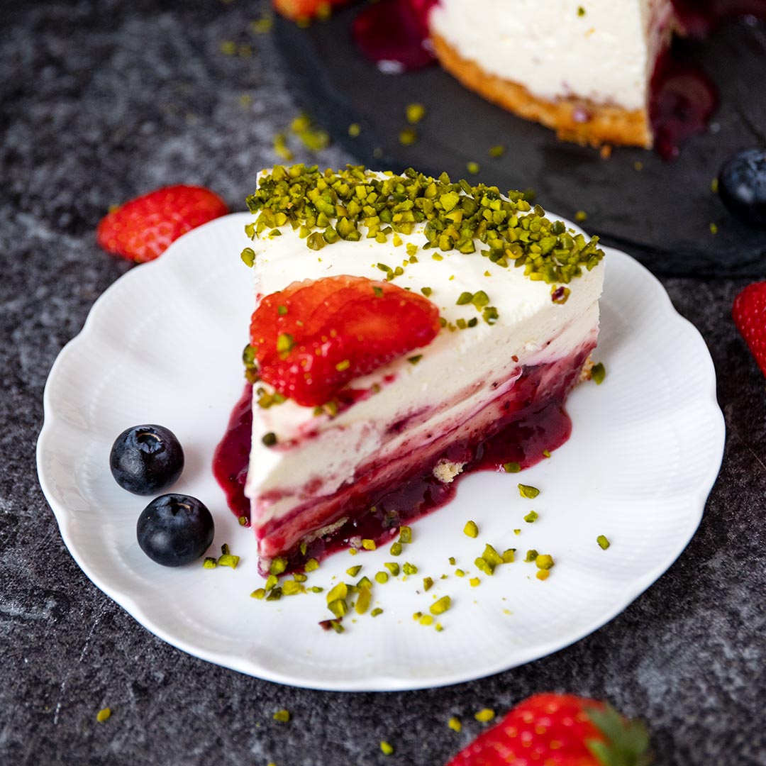 Low-Carb & Keto Sahne-Waldbeer-Torte mit Pistazien