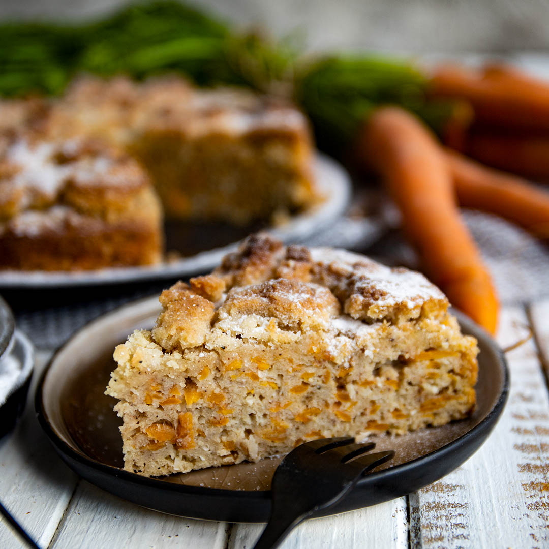 Keto Karottenkuchen mit Streuseln