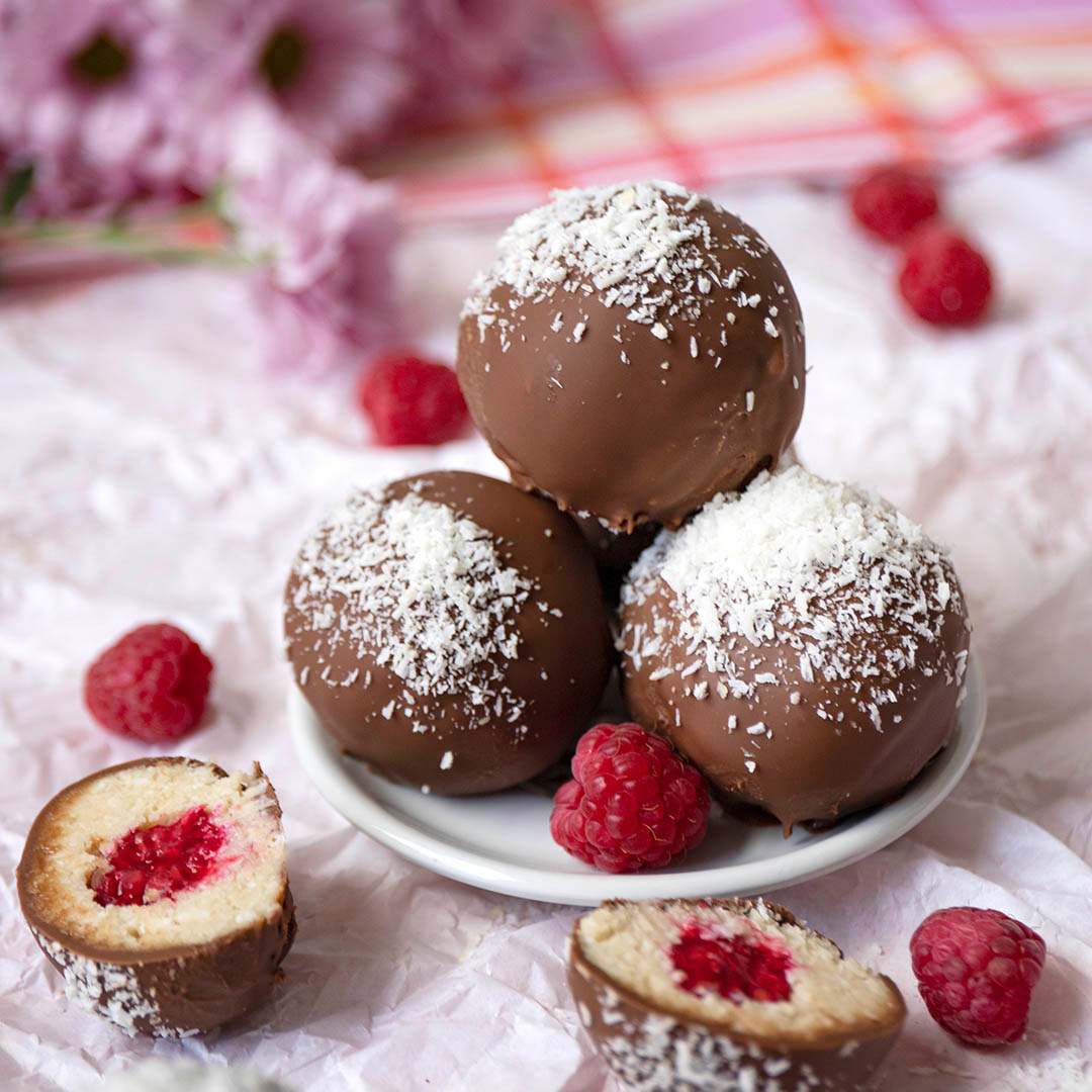 Low-Carb Himbeer-Kokos-Balls