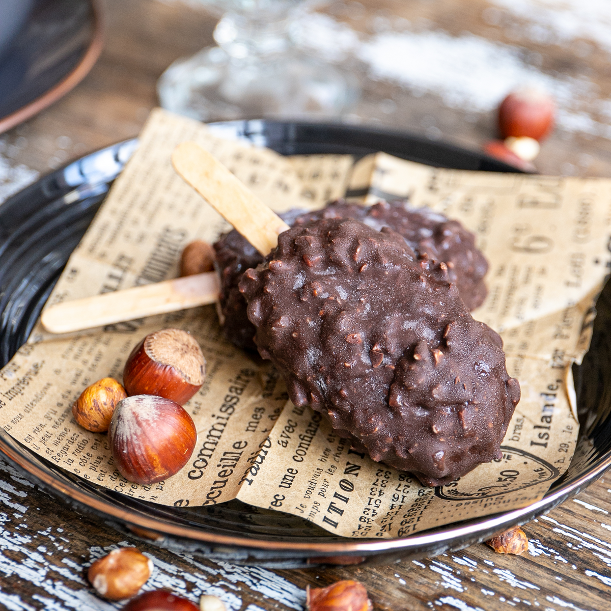 Low-Carb Haselnusseis am Stiel im Rocher-Style