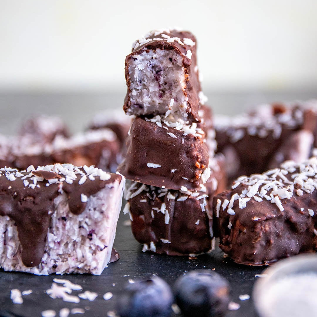 Low-Carb & Keto Kokos-Blaubeer-Riegel