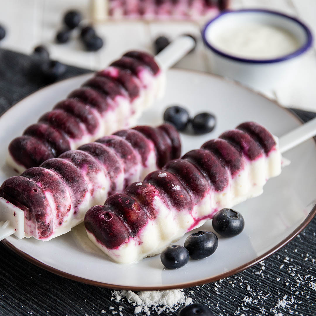 Veganes Low-Carb MCT-Joghurteis mit Blaubeeren