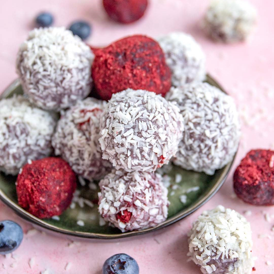 Low-Carb & Keto Blaubeer-Kokos-Powerballs