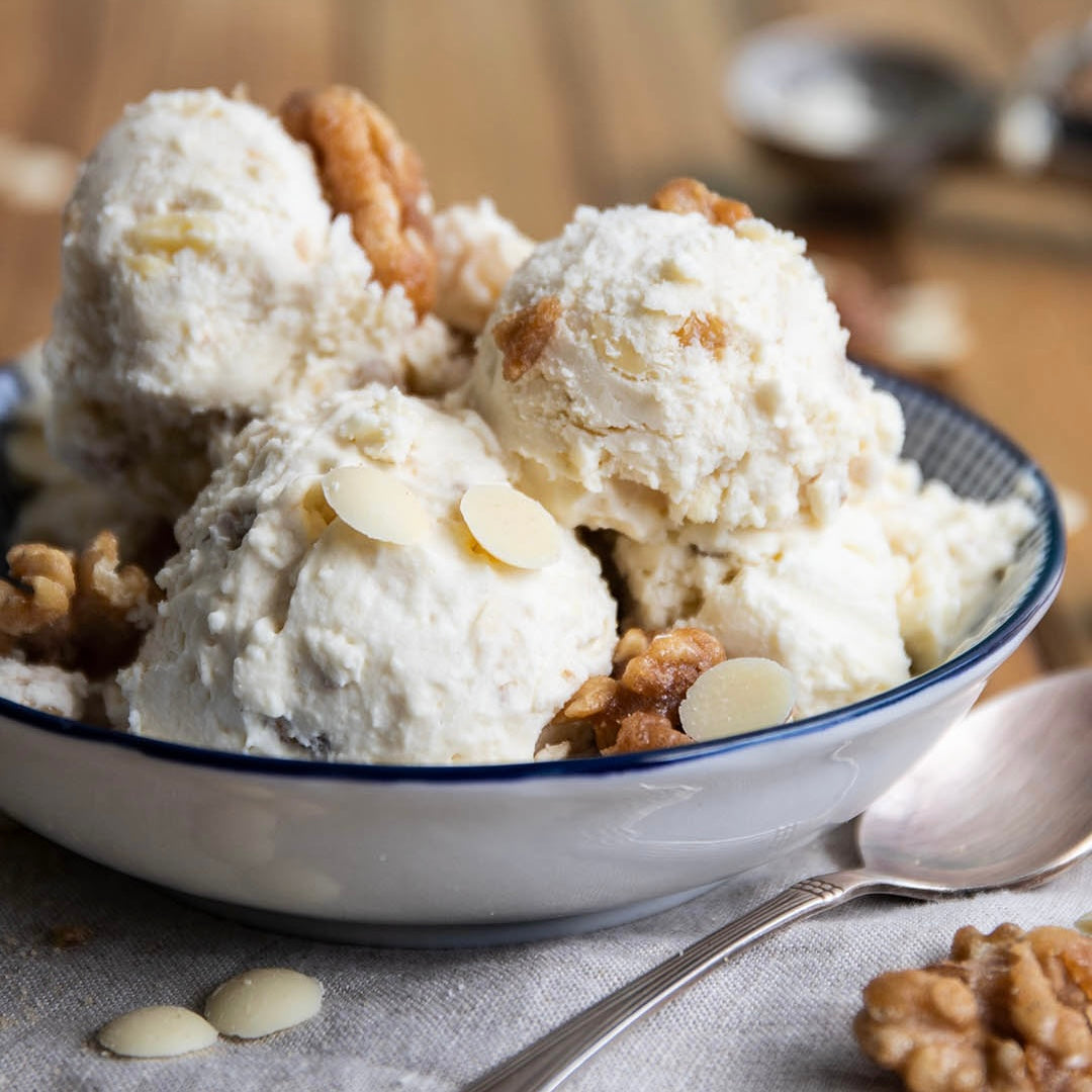 Weißes Low-Carb & Keto Schokoladen-Walnuss-Eis