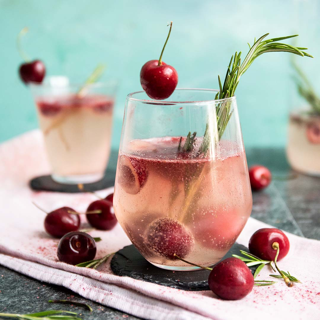 Low-Carb Kirsch-Rosmarin-Bowle