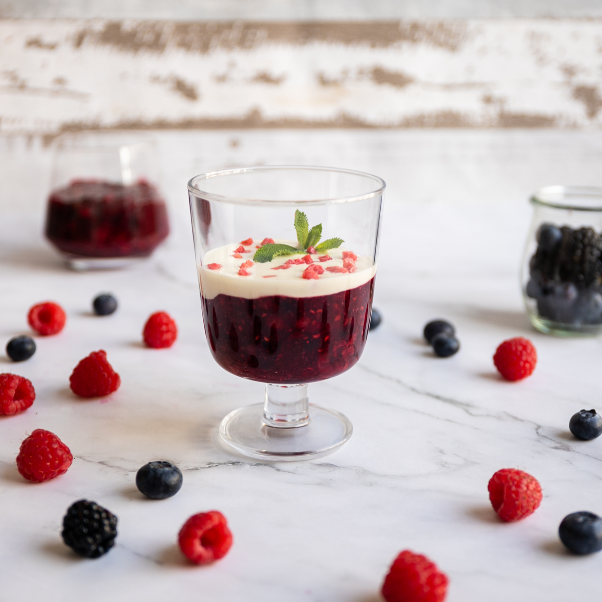 Low-Carb & Keto Rote Grütze mit Vanillesoße