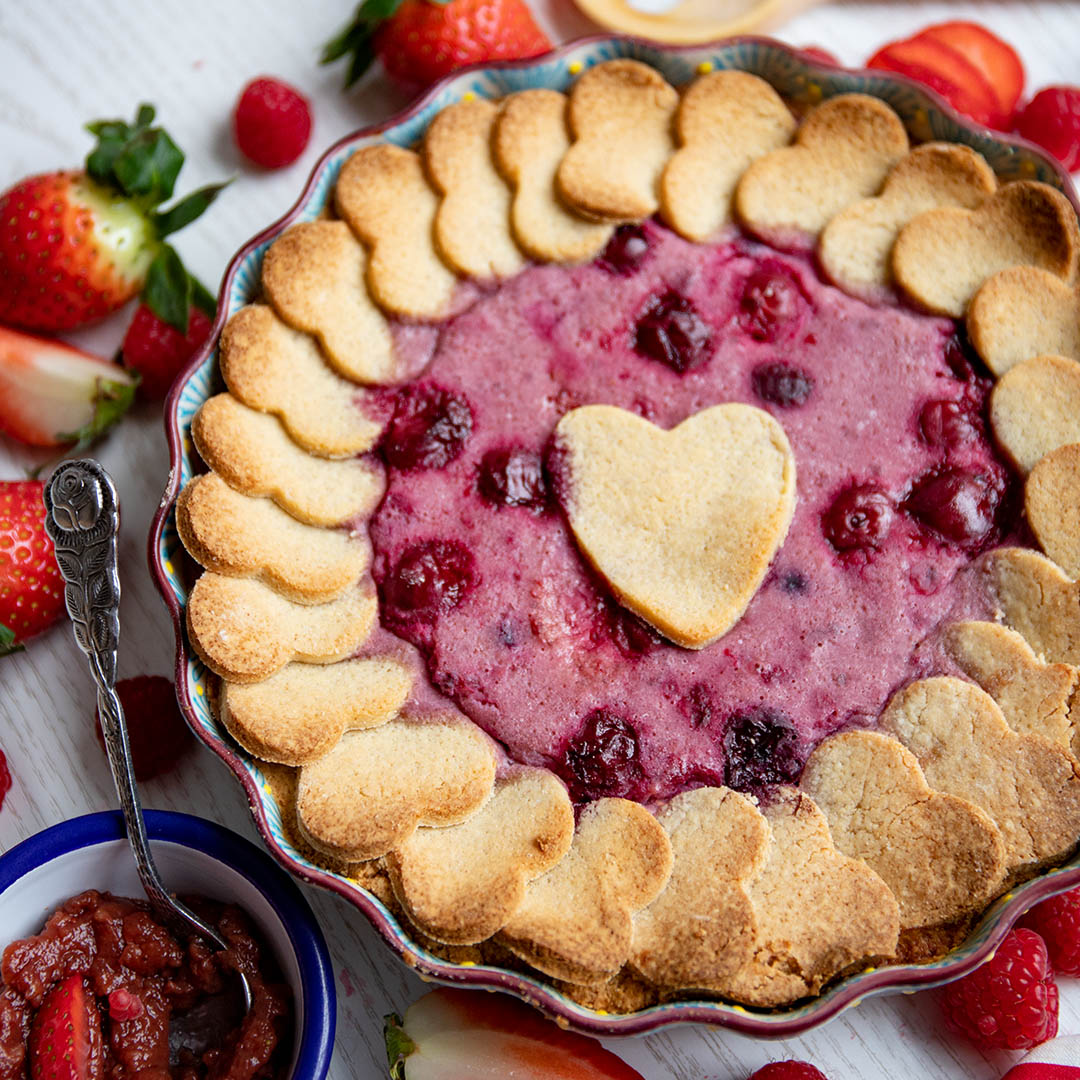 Low-Carb & Keto Valentinstag Pie mit Beerenfüllung