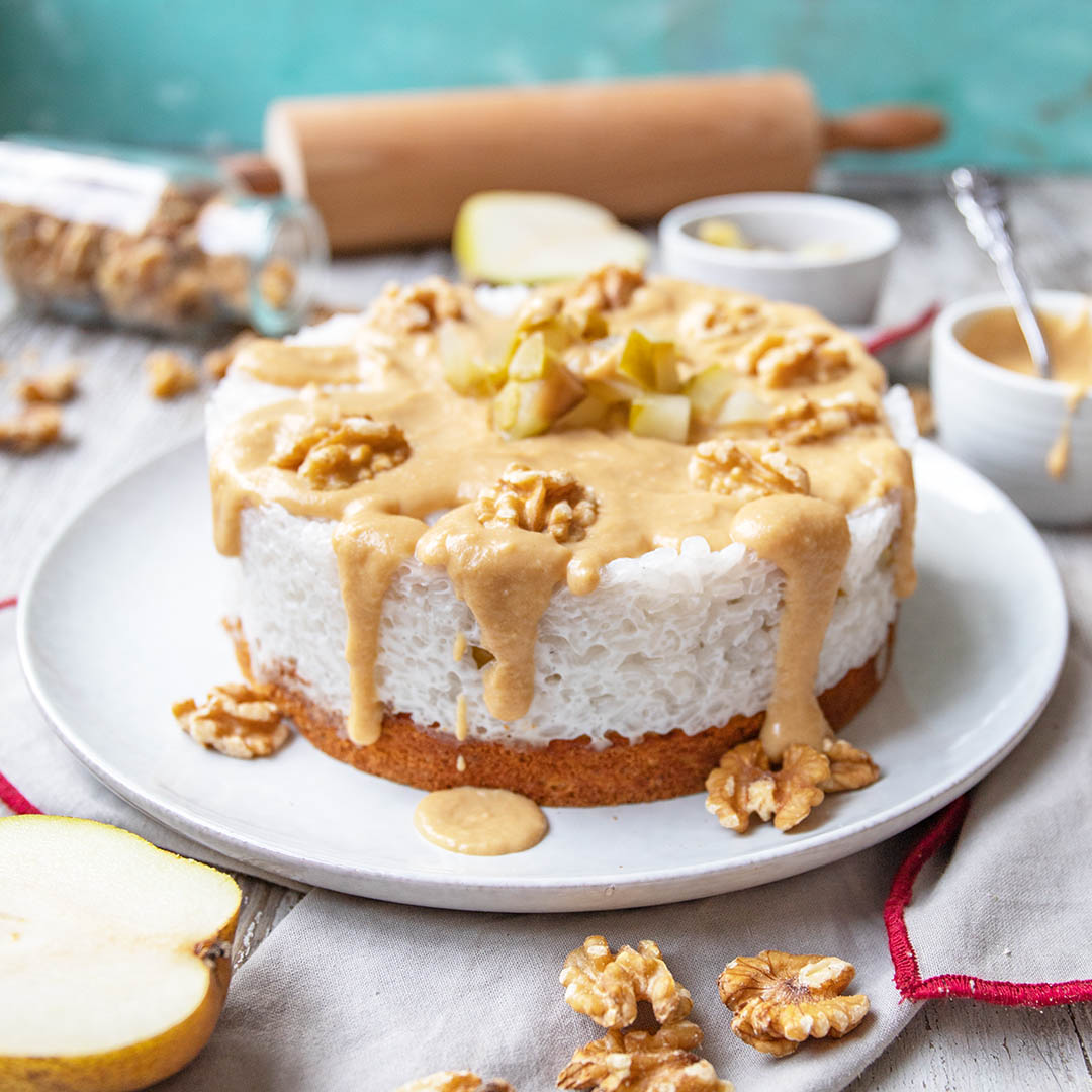 Winterliche Low-Carb & Keto Milchreis-Torte mit Birnen & Karamellsoße