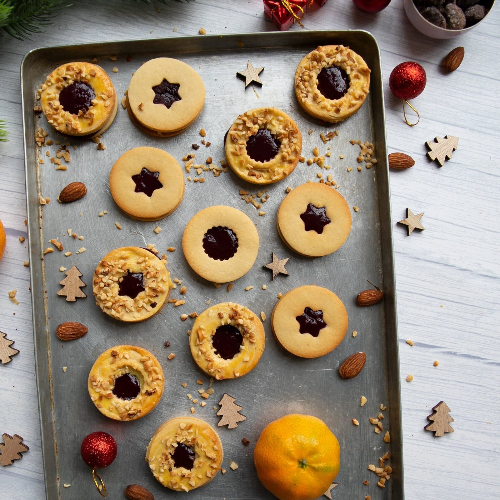 Low-Carb & Keto Linzer Plätzchen mit Waldbeerfüllung