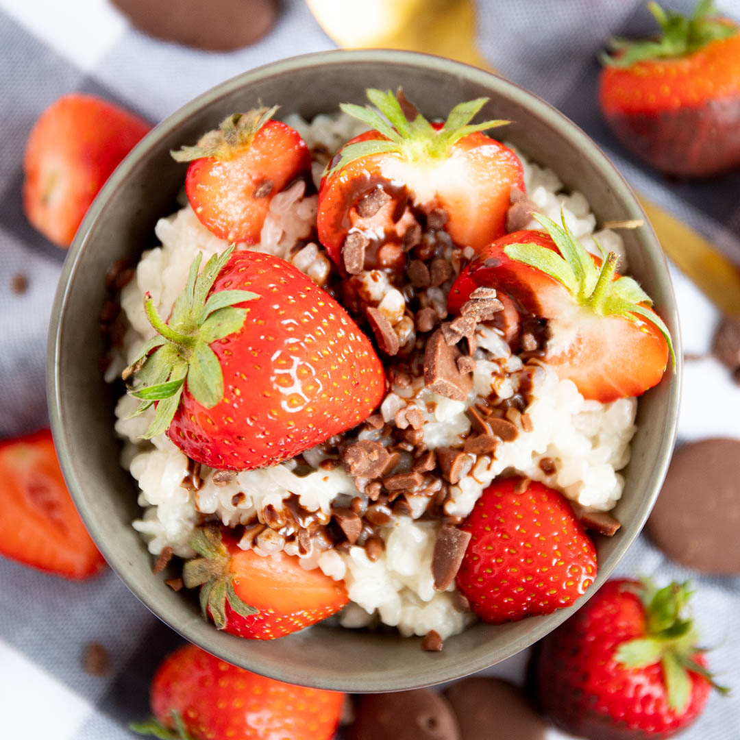 Klassischer Low-Carb Milchreis mit Erdbeeren