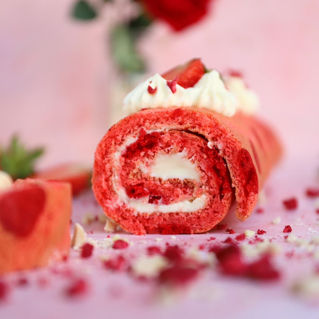 Pinke Low-Carb Biskuitrolle mit Herzen