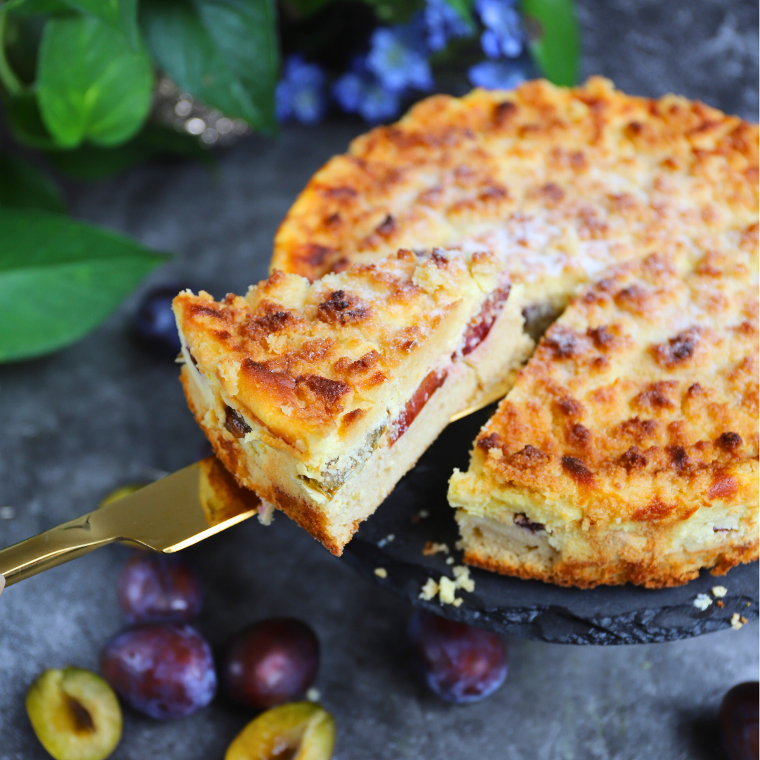 Low-Carb Pflaumen-Cheesecake-Kuchen mit Streusel