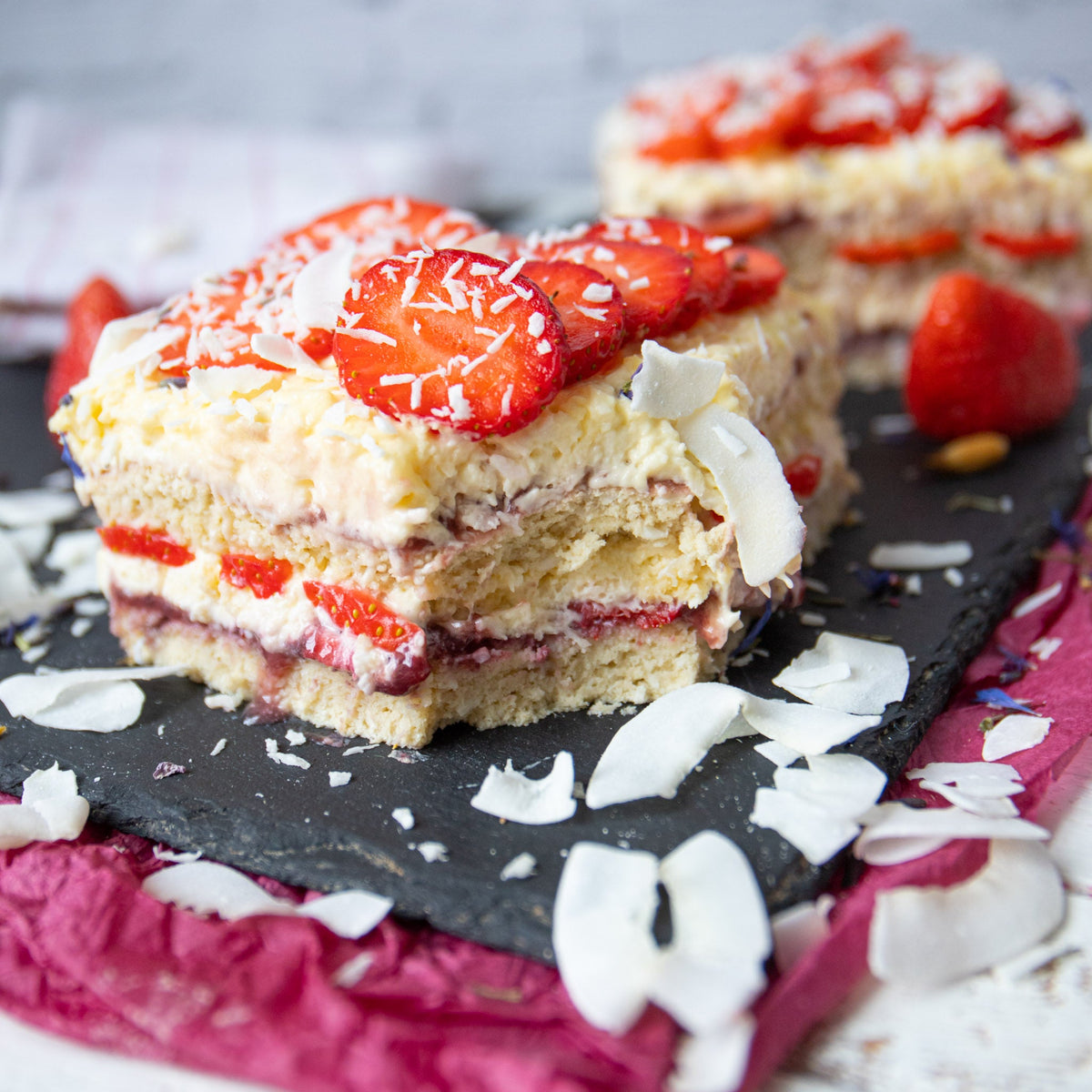 Low-Carb & Keto Erdbeer-Kokos-Tiramisu