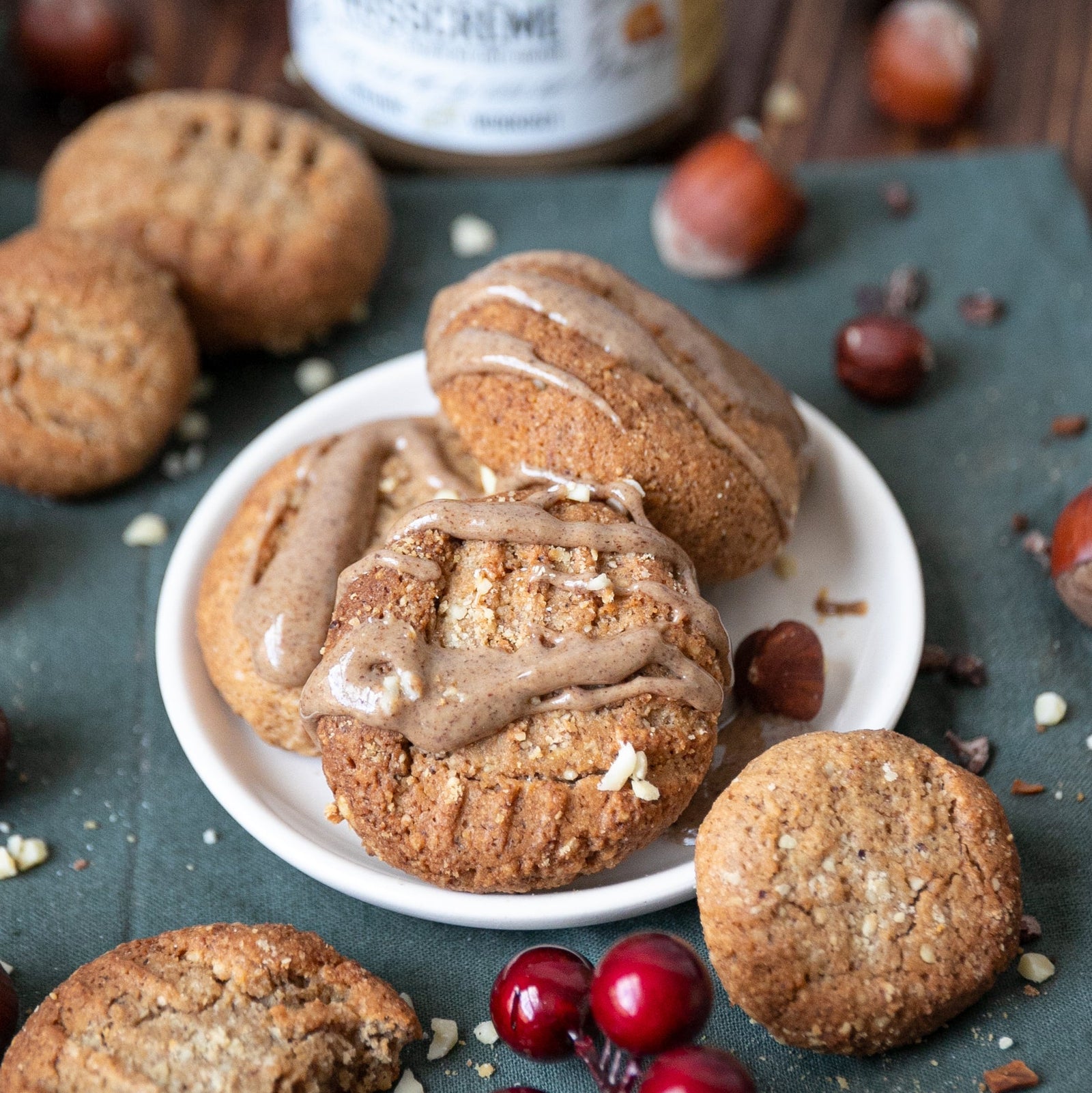 Winterliche Low-Carb Haselnuss-Kekse