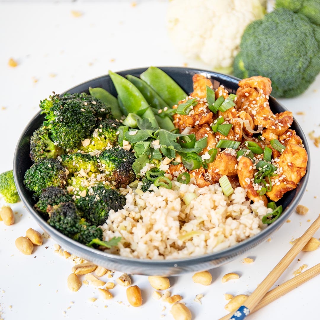 Low-Carb Blumenkohl-Reis-Bowl mit Chicken Teriyaki