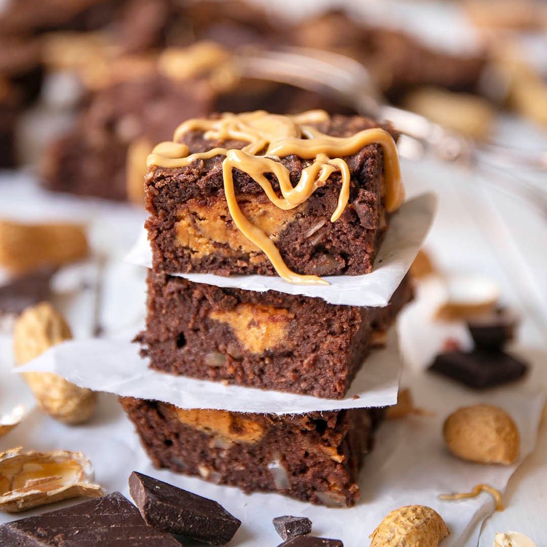 Gefüllte Low-Carb & Keto Peanutbutter-Brownies
