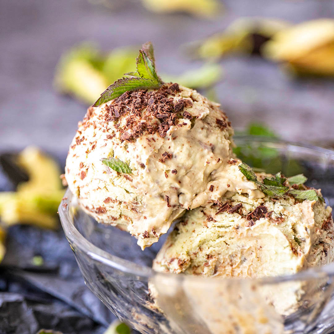 Veganes Avocado-Minz-Eis mit Chocolate Chips