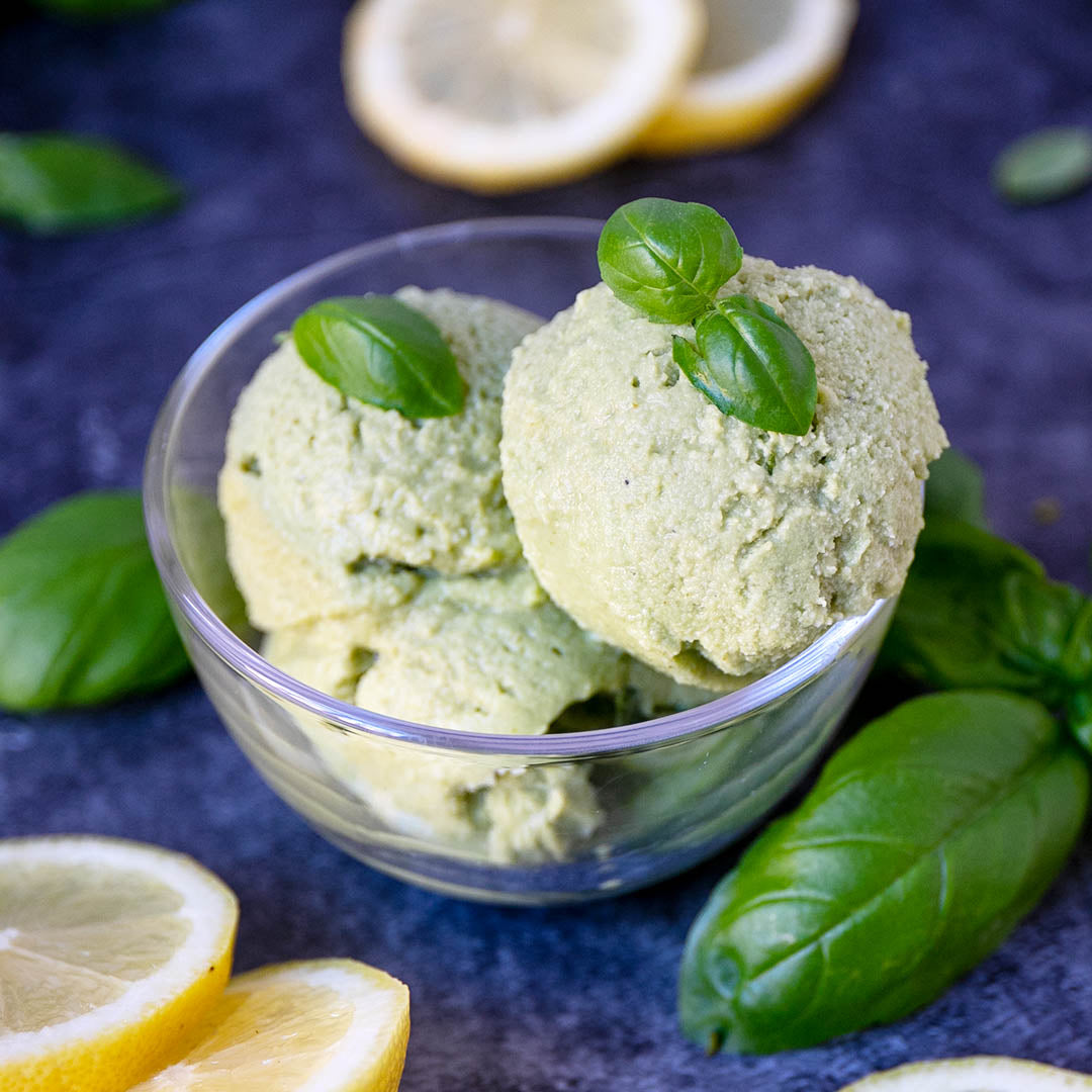 Low-Carb & Keto Basilikum-Zitronen-Eis