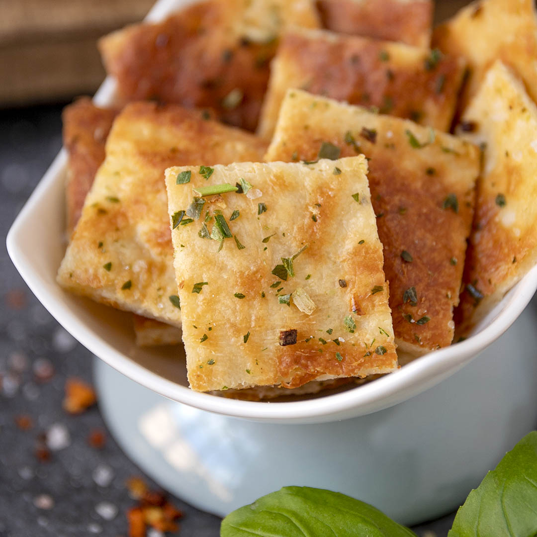 Low-Carb & Keto Mozzarella-Cracker