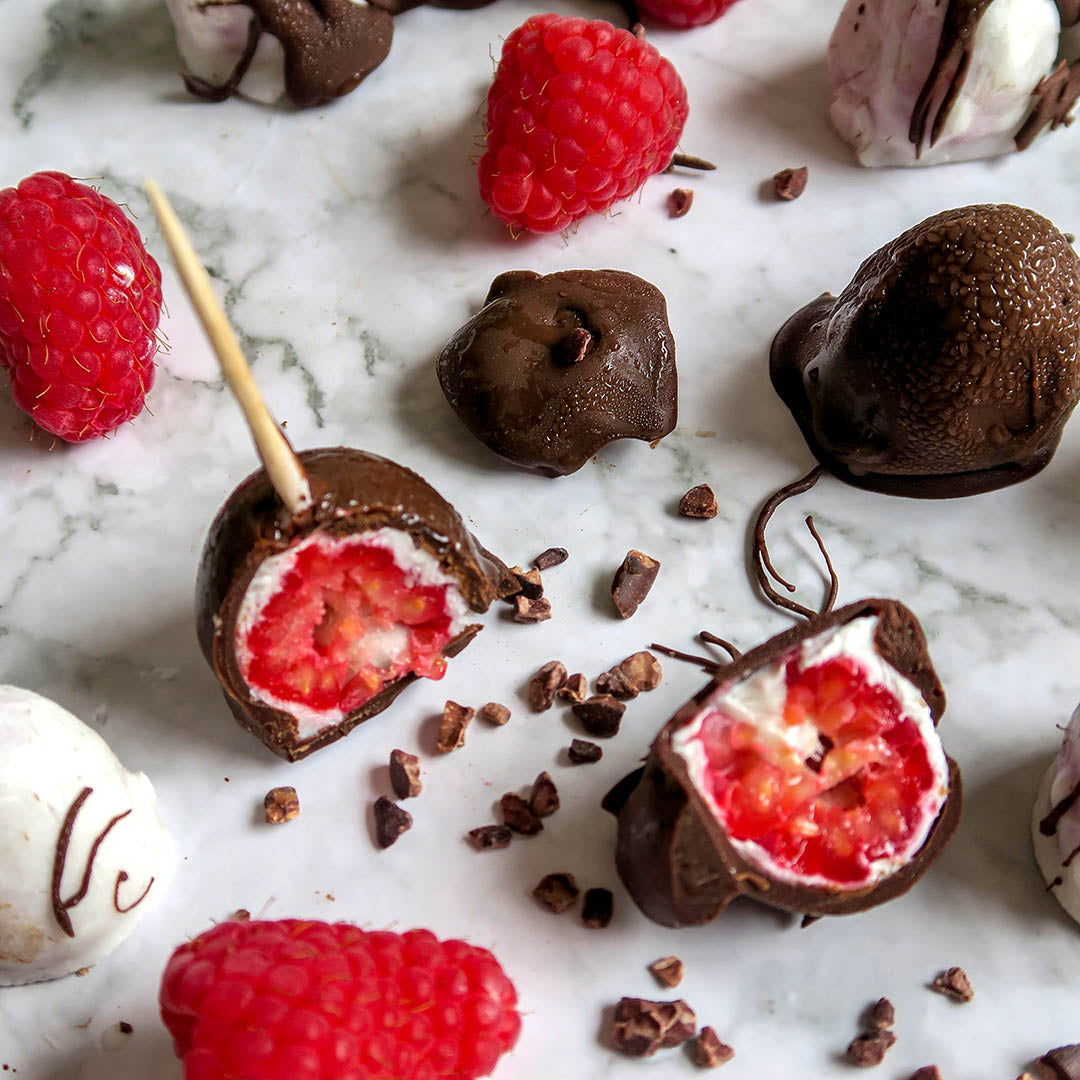 Zuckerfreie schokolierte Himbeeren