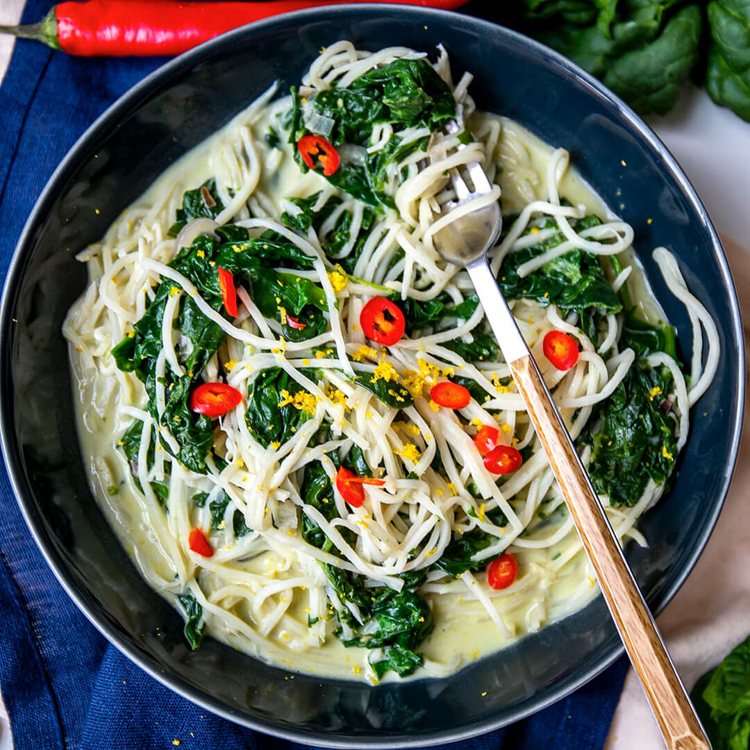 Low-Carb & Vegan One-Pot-Spaghetti mit Zitrone & Spinat