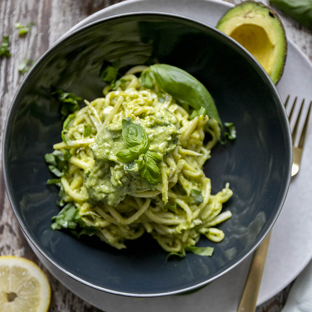 Vegane Keto Pasta mit Avocado-Pesto