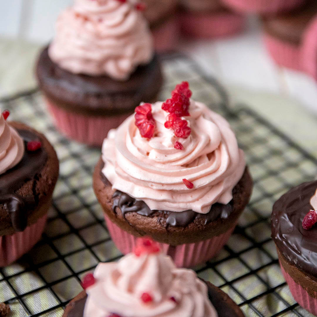 Low-Carb Schoko Cupcake mit Himbeer-Buttercreme