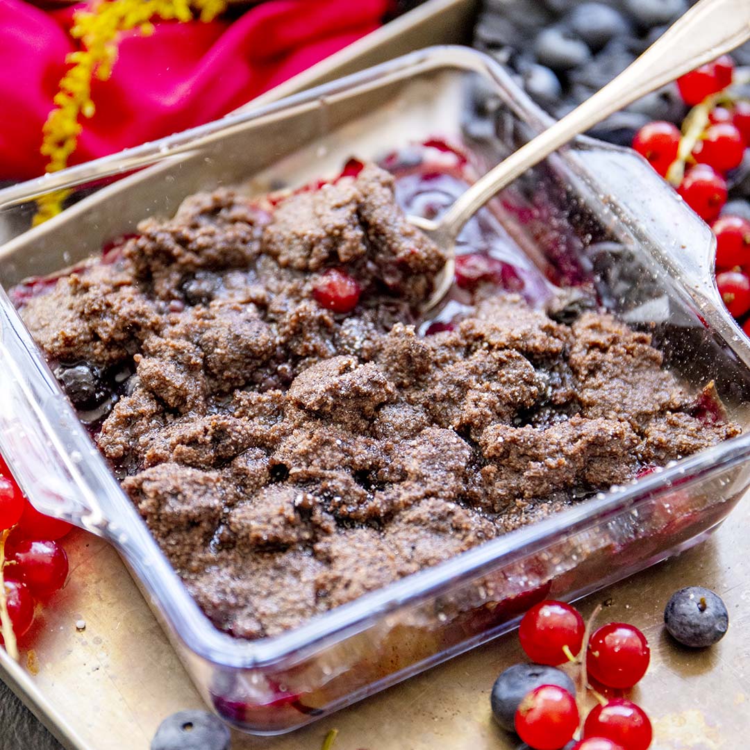 Low-Carb & Keto Schoko-Crumble auf Beeren