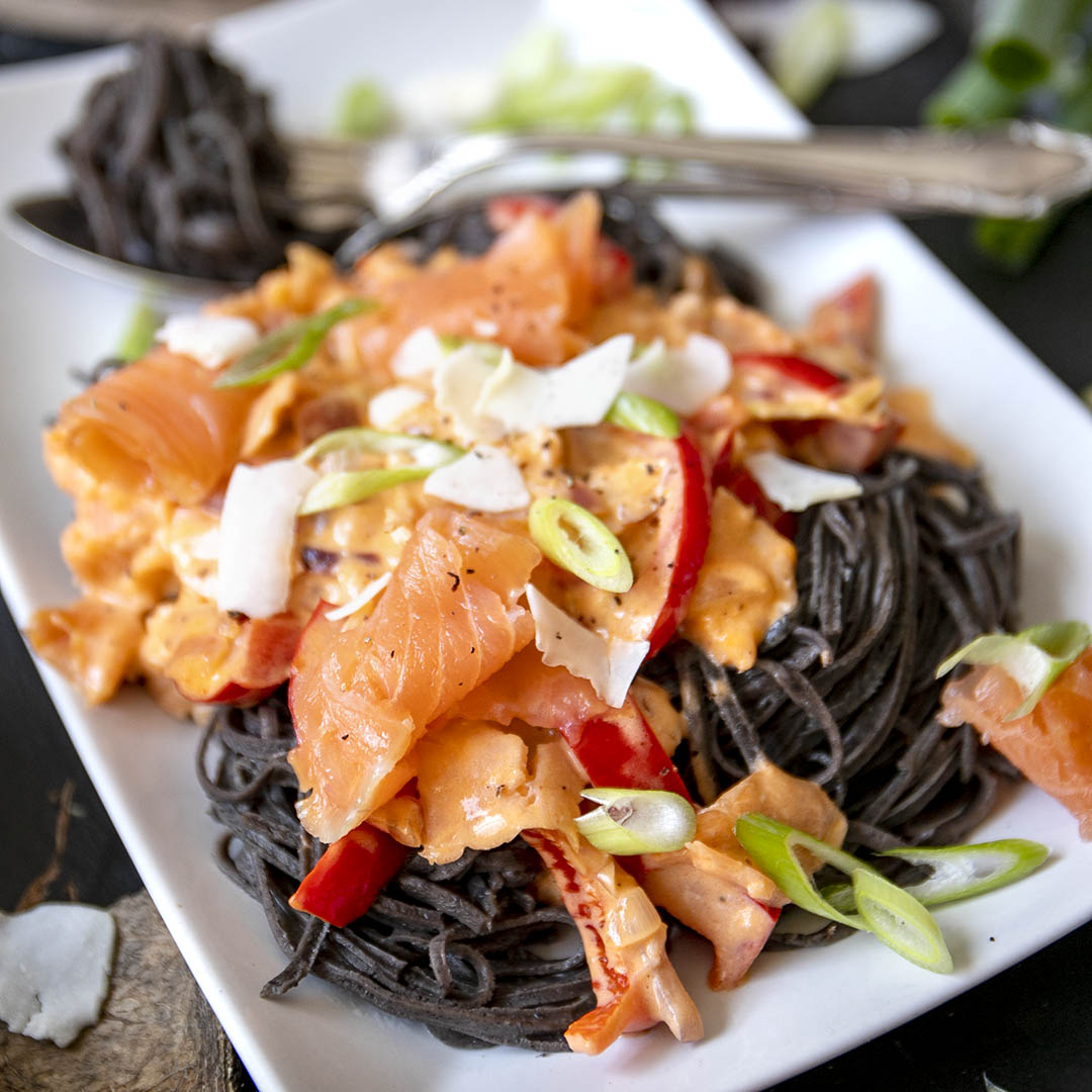 Schwarze Low-Carb Pasta mit Kokossoße und Lachs