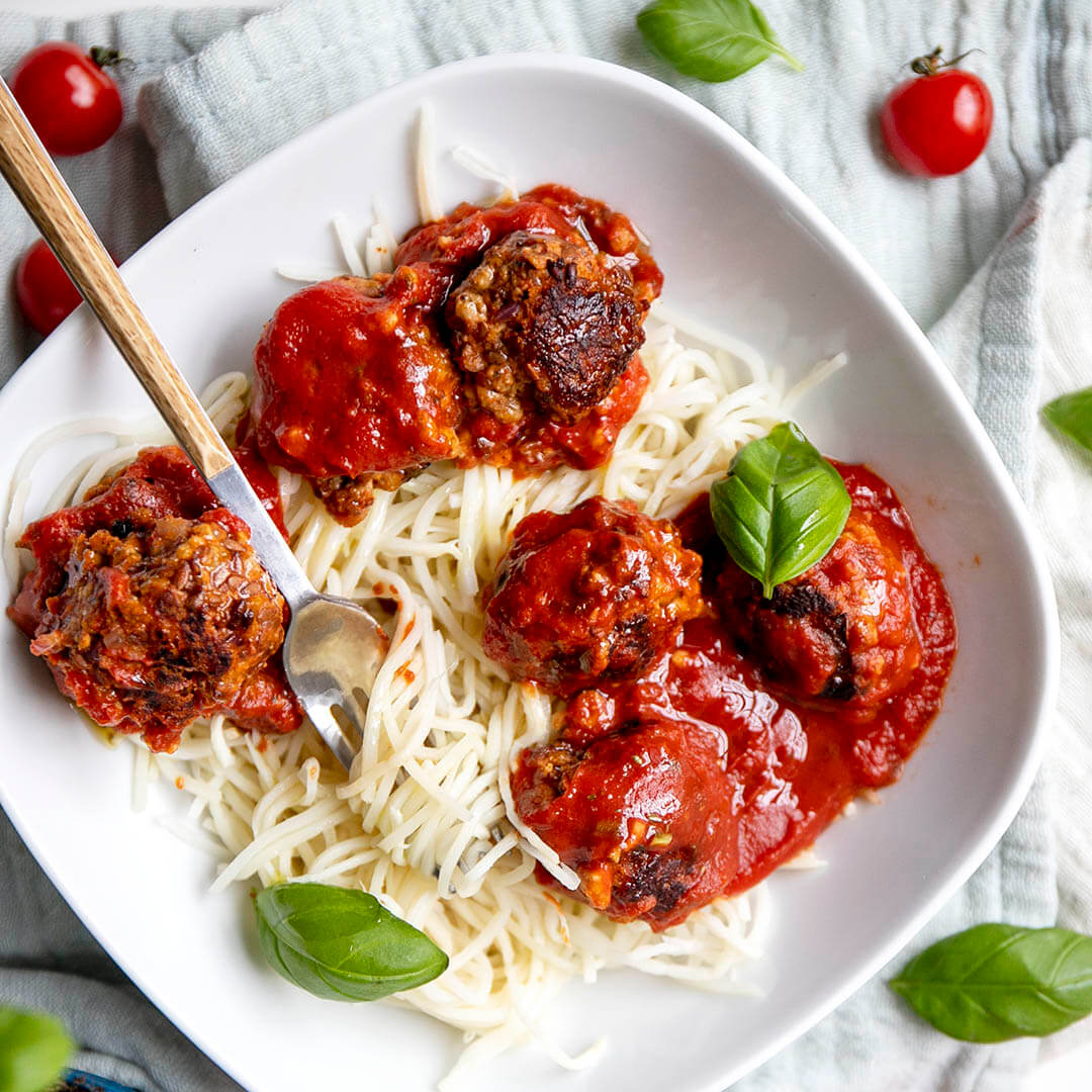 Low-Carb Spaghetti mit veganen Hackbällchen in Tomatensoße