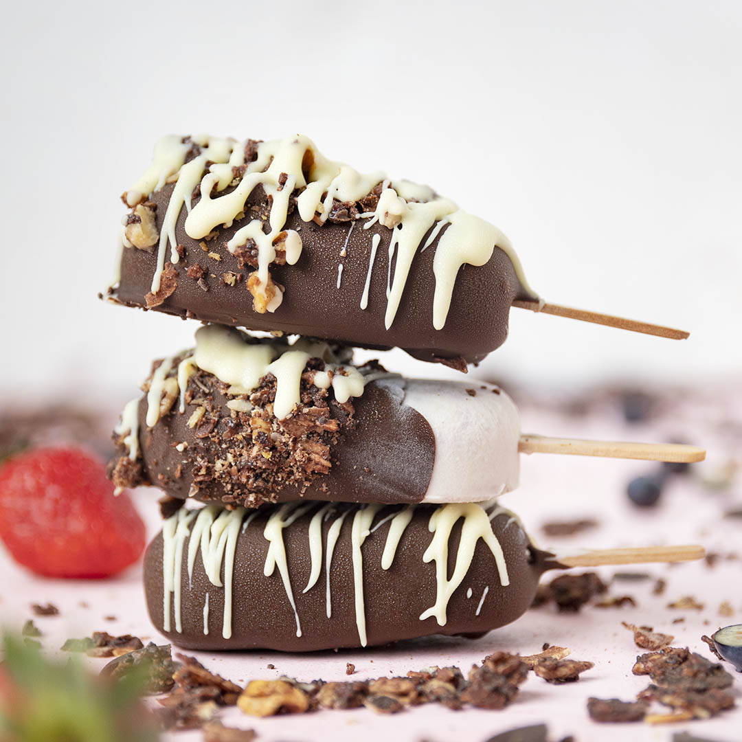 Low-Carb & Keto Waldbeereis mit Schoko-Crunch