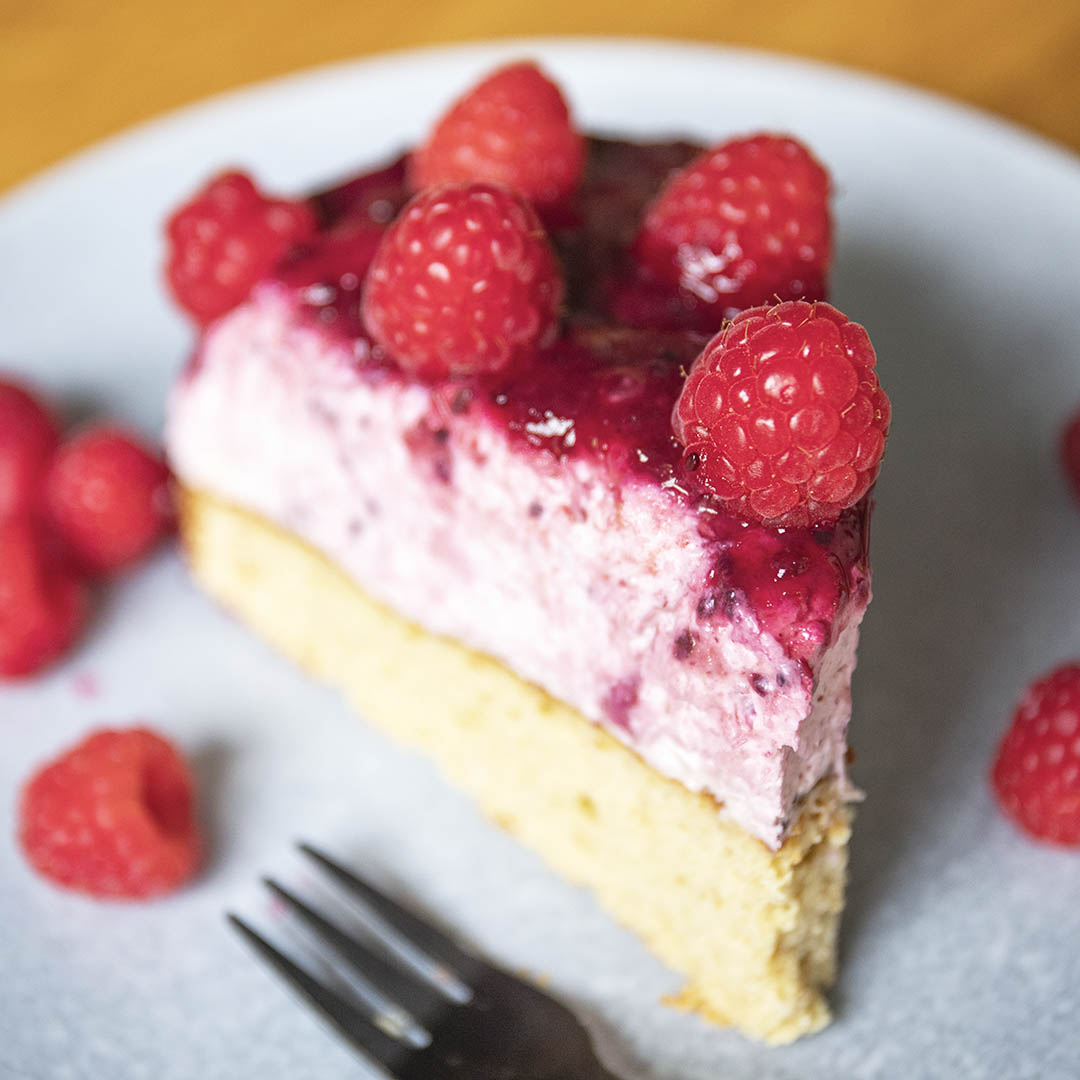 Low-Carb & Keto Quark-Waldbeer-Torte