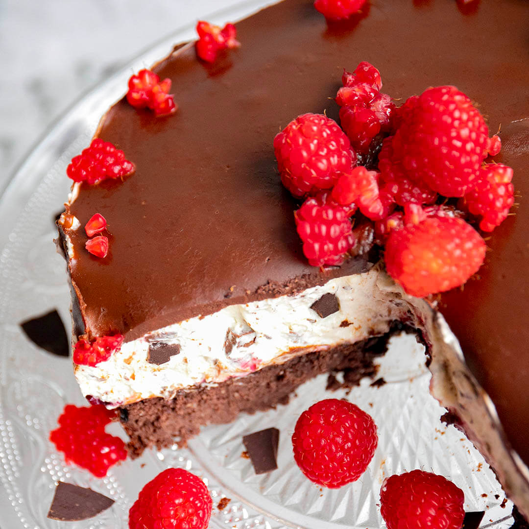 Low-Carb & Keto Waldbeere-Stracciatella-Torte