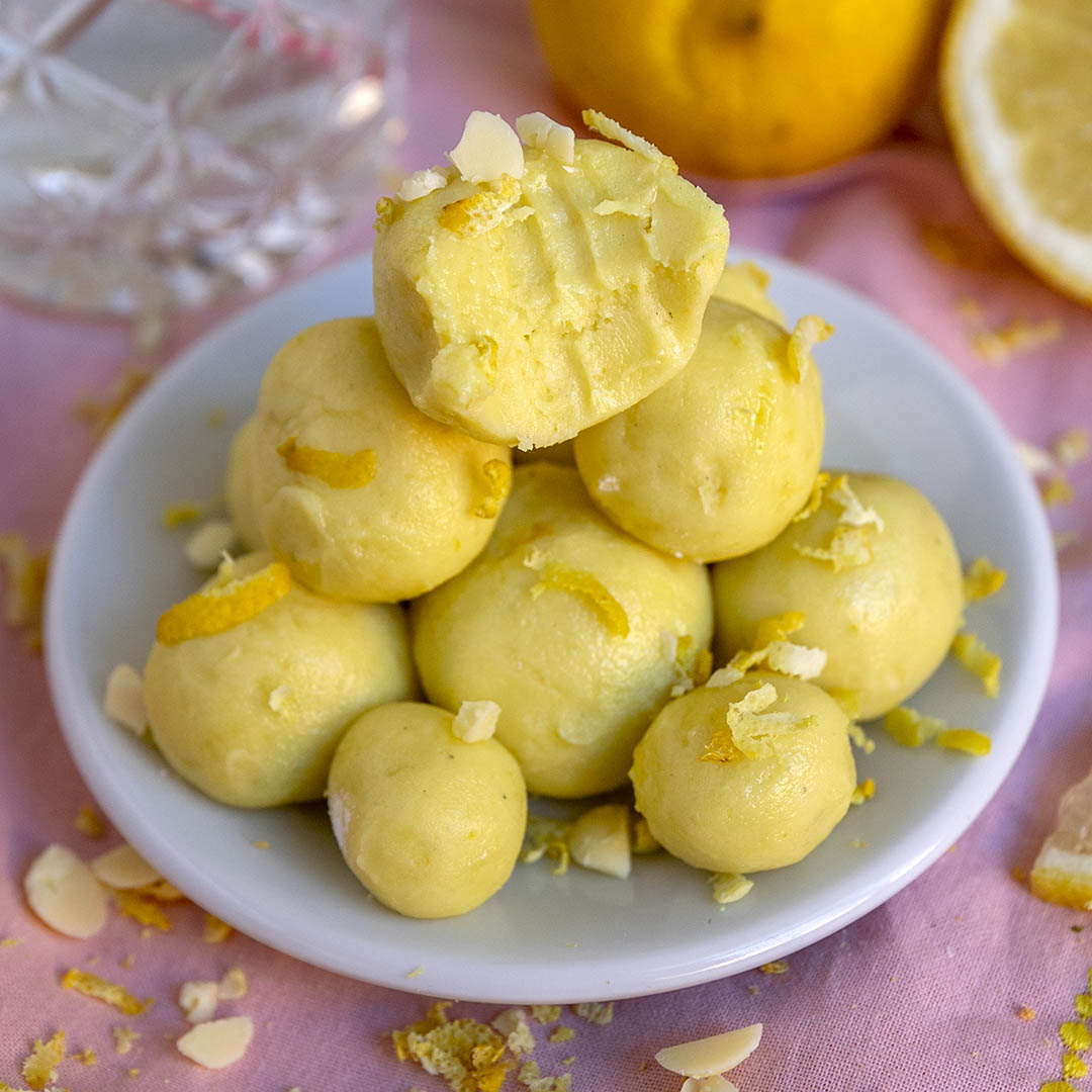 Low-Carb Zitronen Fat Bombs mit weißer Schokolade