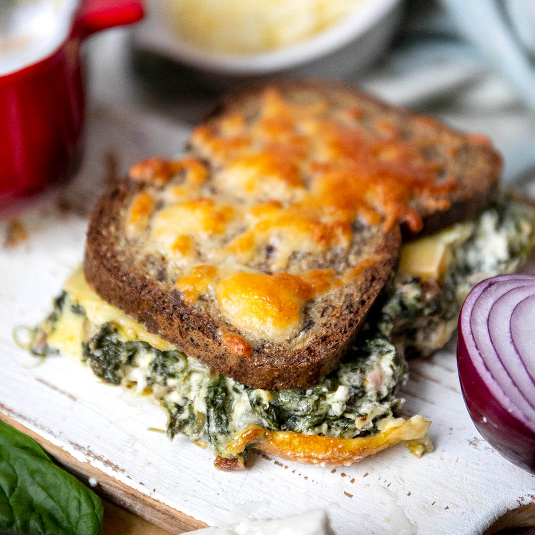 Überbackenes Low-Carb & Keto Käse-Sandwich mit Spinatfüllung