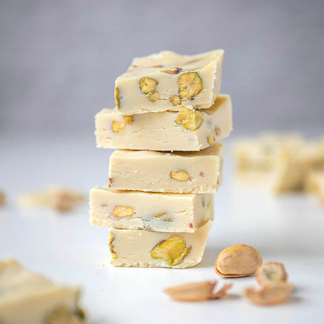 Weißes Low-Carb Schoko Fudge mit Pistazien