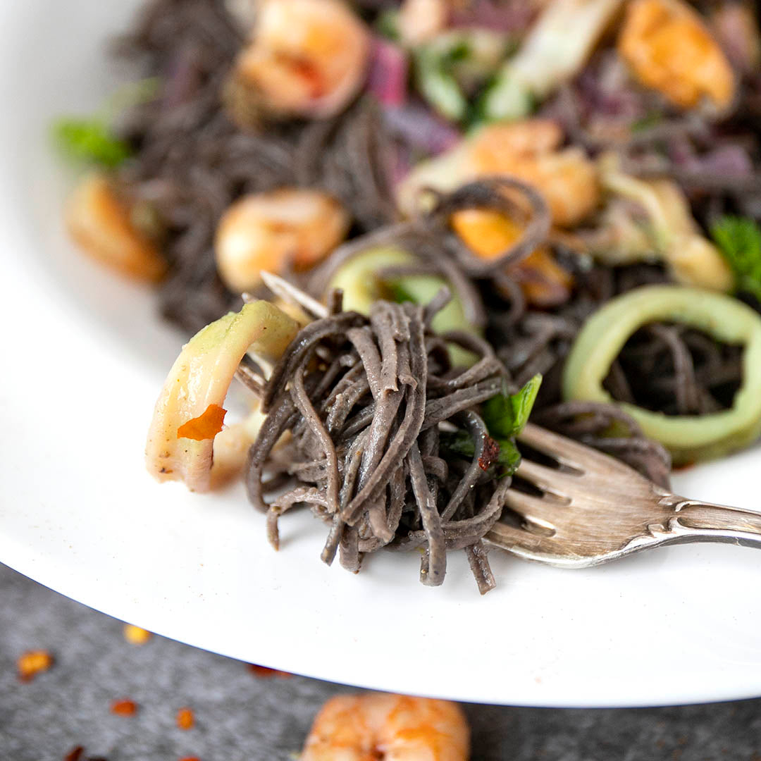 Schwarze Low-Carb & Keto Nudeln mit Meeresfrüchten