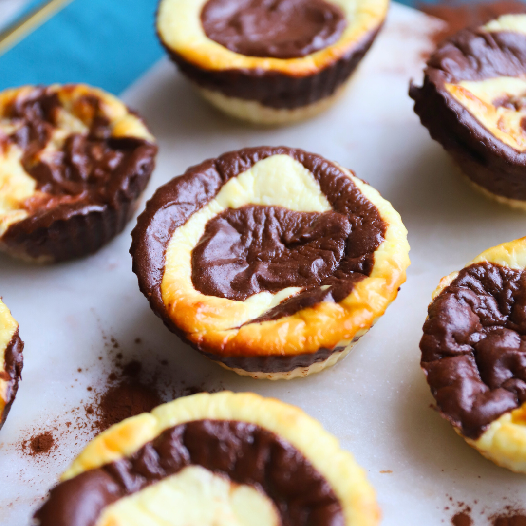 Low-Carb & Keto Zebra-Cheesecake-Muffins