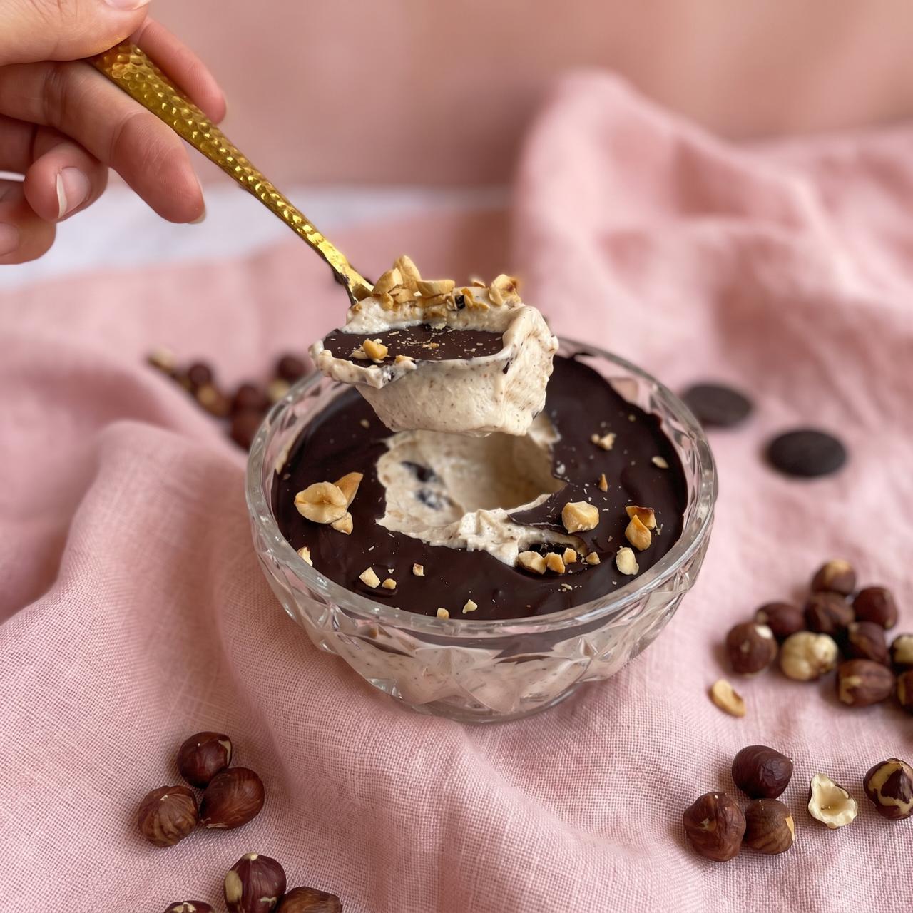 Low-Carb & Keto Haselnuss-Dessert mit Knackschicht