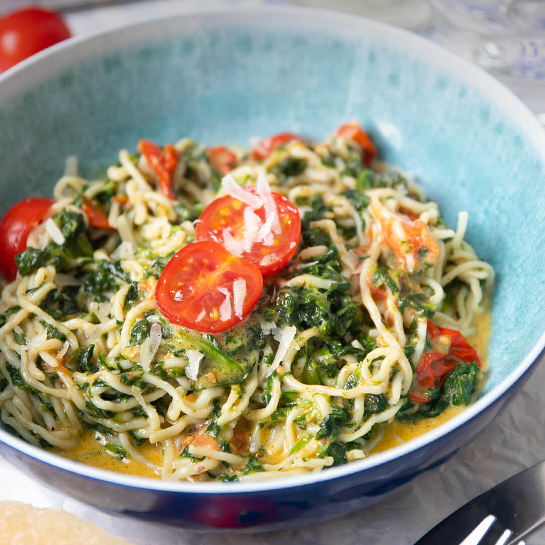 Low-Carb & Keto Spaghetti mit Spinat & Tomaten