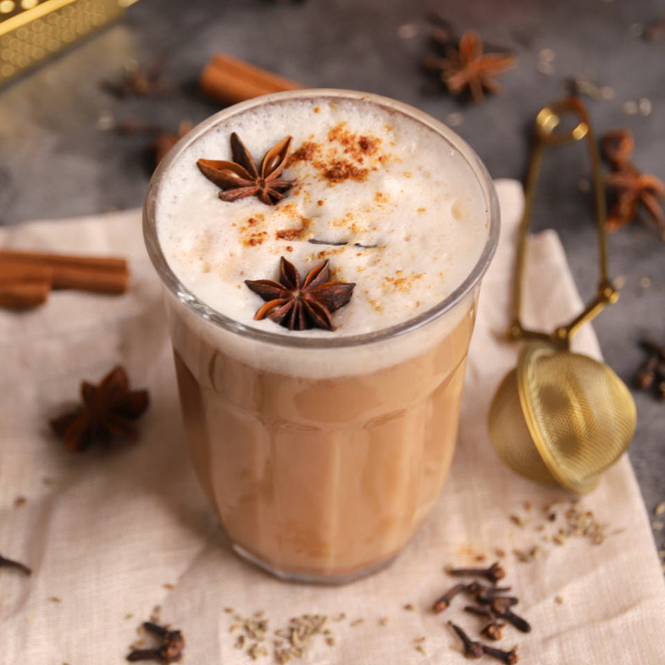Keto Chai Latte mit Mönchsfrucht & MCT