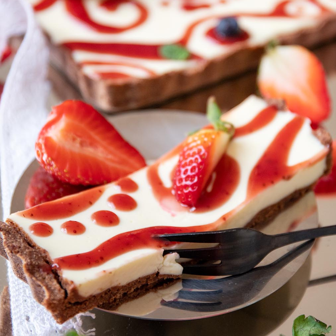 Frühlingshafte Low-Carb Holunder-Tarte mit Erdbeeren