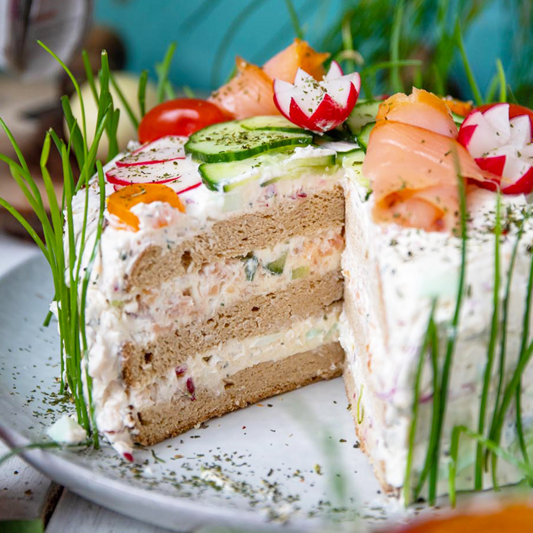 Herzhafte Low-Carb & Keto Oster-Torte mit Lachscreme