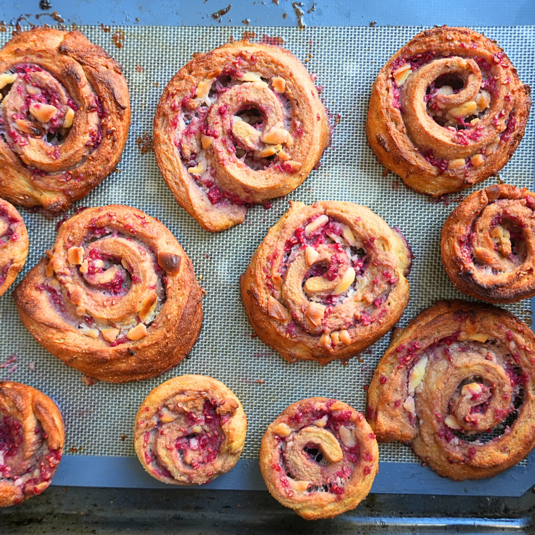 Low-Carb Himbeer-Vanille Hefeschnecken mit weißer Schokolade