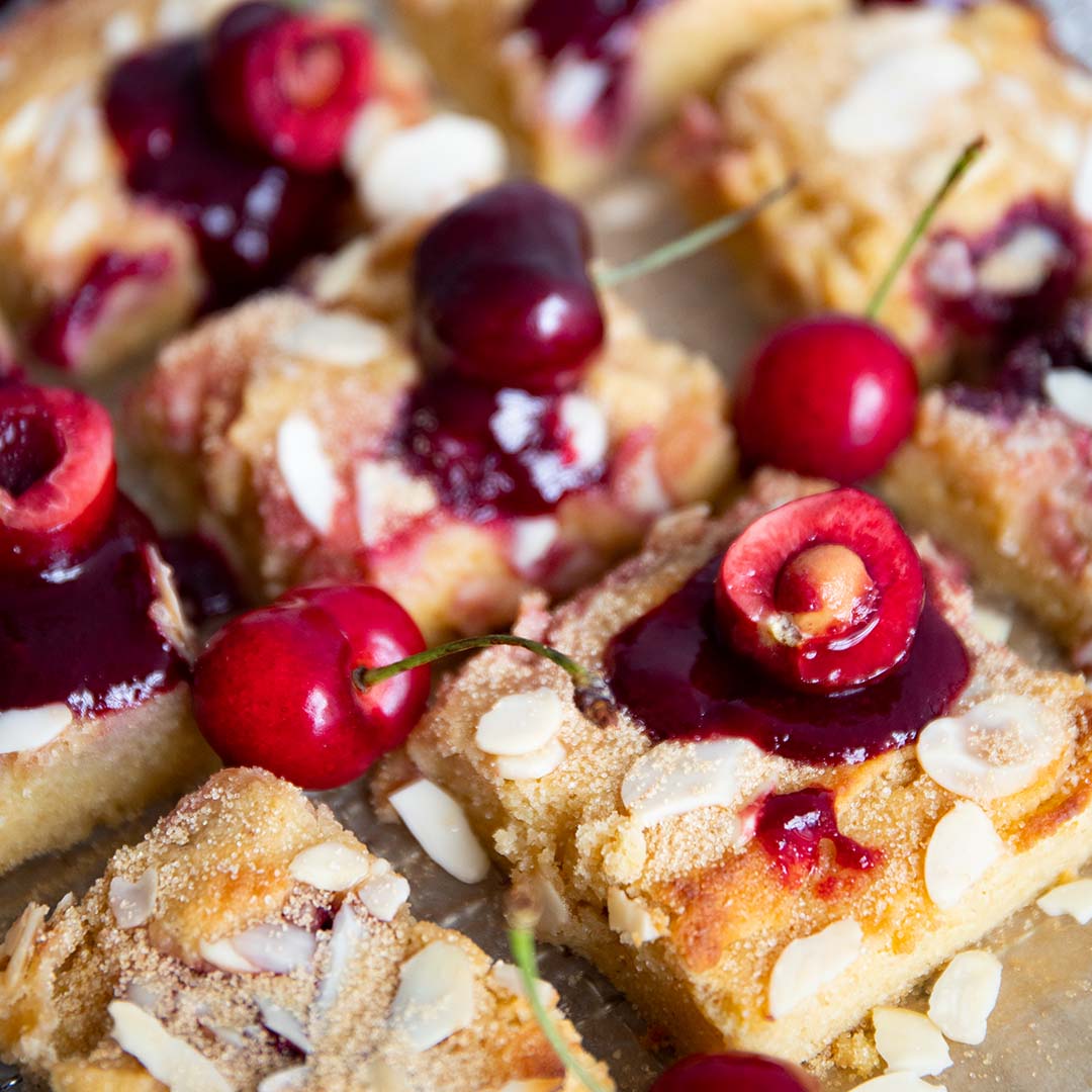 Low-Carb Butterkuchen mit Mandeln & Kirschen